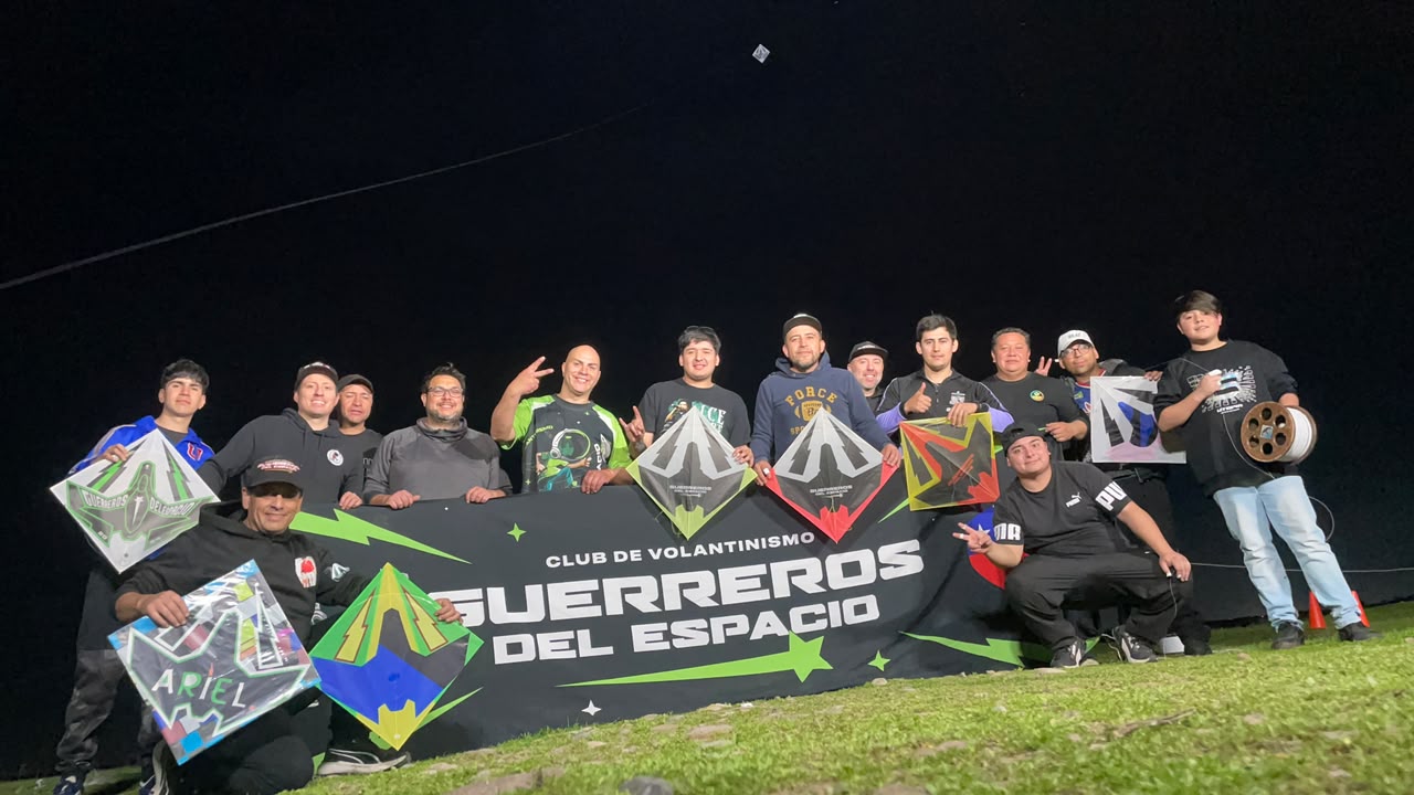 Equipo de noche con volantines y bandera de Guerreros del Espacio